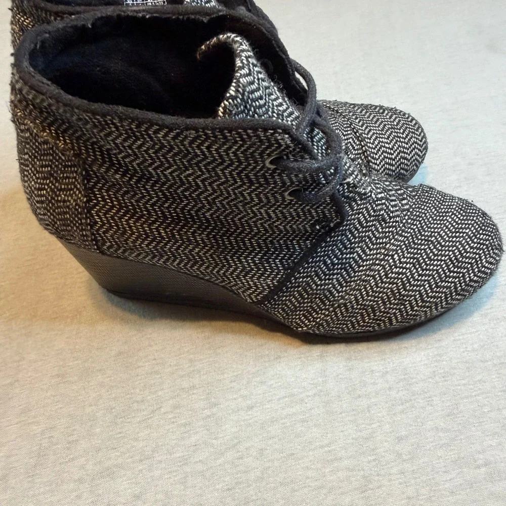 TOMS Desert Wedge Booties Herringbone Black White Lace Up Ankle Boots Womens 6